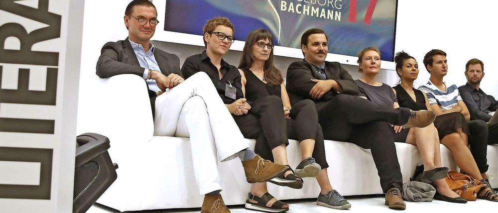Von links: Eckhart Nickel, Maxi Obexer, Karin Peschka, Ferdinand Schmalz, Noemi Schneider, Jackie Thomae, Björn Treber und John Wray.