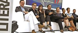 Von links: Eckhart Nickel, Maxi Obexer, Karin Peschka, Ferdinand Schmalz, Noemi Schneider, Jackie Thomae, Björn Treber und John Wray.
