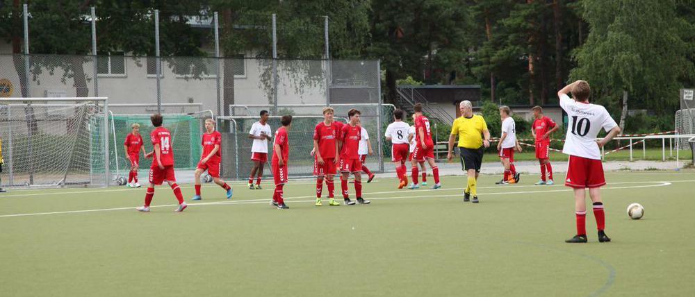 Die 3. B-Jugend von Hertha Zehlendorf im Spiel gegen den SV Pfefferwerk.