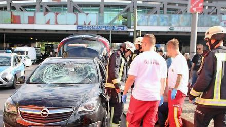 Die Windschutzscheibe des Opel wurde offenbar durch den Aufprall der Radfahrerin zertrümmert.