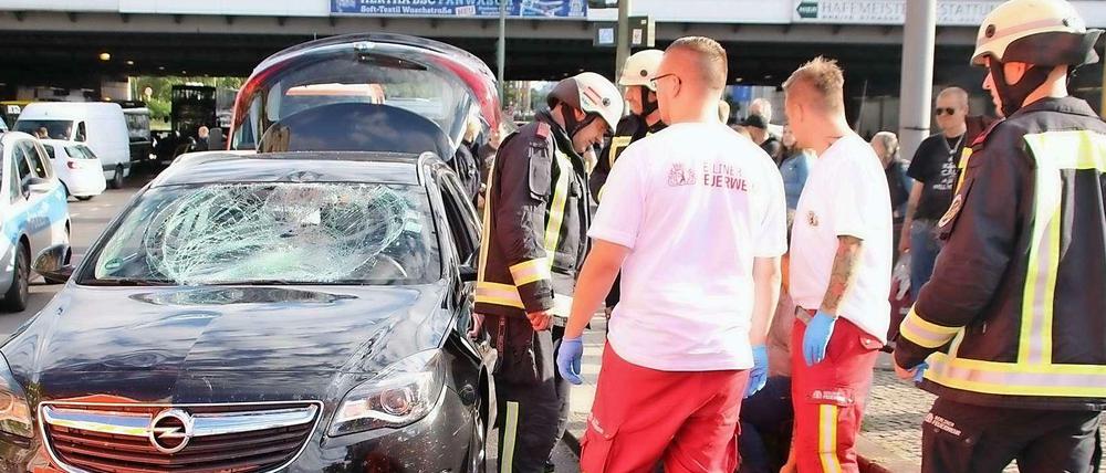 Die Windschutzscheibe des Opel wurde offenbar durch den Aufprall der Radfahrerin zertrümmert.