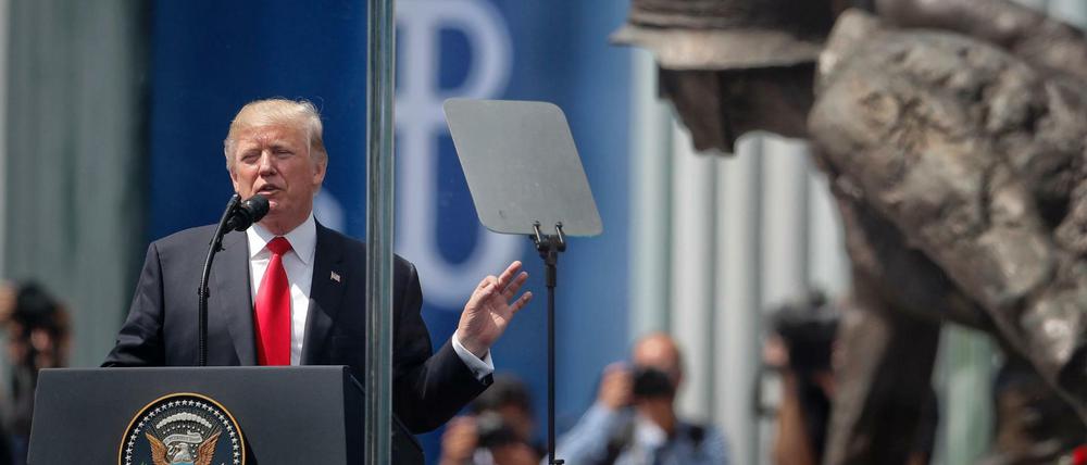 US-Präsident Donald Trump spricht in Warschau vor dem Denkmal für die Kämpfer des Warschauer Aufstandes. Foto: Petr David Josek/AP/dpa +++(c) dpa - Bildfunk+++