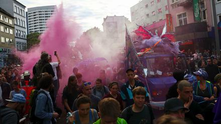Bunte Demo auf der Reeperbahn. 