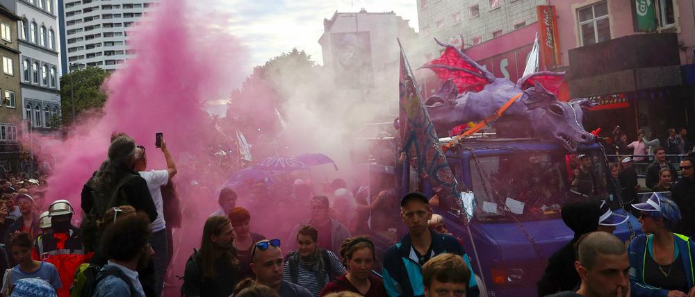 Bunte Demo auf der Reeperbahn.