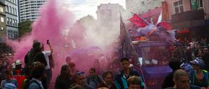 Bunte Demo auf der Reeperbahn. 