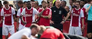 Schockierte Mitspieler schauen zu, während Abdelhak Nouri behandelt wird.