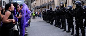 Demonstranten stehen in Hamburg einer Kette von Polizisten gegenüber - nicht zum ersten Mal.