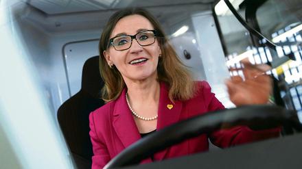 Sigrid Nikutta am Steuer eines neuen Doppeldecker-Busses. 