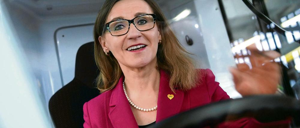 Sigrid Nikutta am Steuer eines neuen Doppeldecker-Busses.