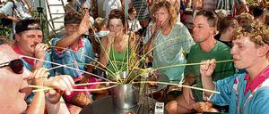 Gäste des deutschen Mallorca-Treffs "Balneario 6" trinken Sangria.