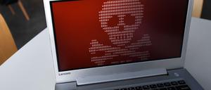 Die Erpressersoftware Petya verschlüsselt Computerdaten, die Folgen spüren Kunden inzwischen sogar im Supermarkt. Foto: Donat Sorokin/TASS  
