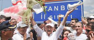 An der Grenze der Provinz Istanbul ließ Kemal Kilicdaroglu weiße Tauben fliegen.