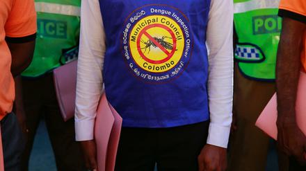 Ein Gesundheitsmitarbeiter in Colombo (Sri Lanka) trägt ein T-Shirt, um auf die Gefahr von Moskitos aufmerksam zu machen. Sri Lanka leidet derzeit unter einer Epidemie des Denguefiebers mit mehr als 200 Toten. Die zunehmende Globalisierung spielt bei der Ausbreitung von Infektionskrankheiten eine wichtige Rolle.