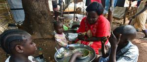 Eine Familie isst in einer Flüchtlingsunterkunft in Wau im Südsudan gemeinsam zu Mittag. Hunger und Armut müssen weltweit an ihren Ursachen bekämpft werden, fordern die Organisationen der "Civil20".