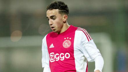 Abdelhak Nouri sackt im Test gegen Werder ohne Gegnereinwirkung zusammen.