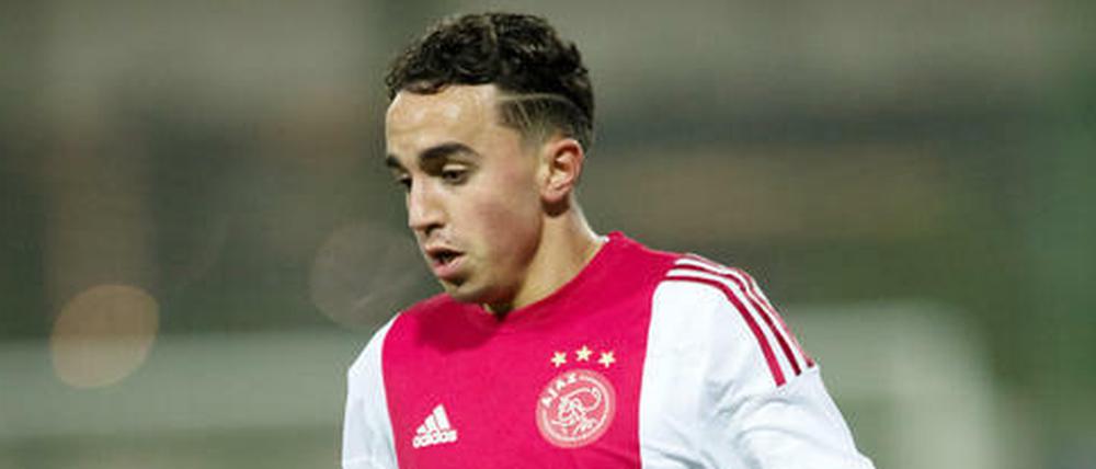 Abdelhak Nouri sackt im Test gegen Werder ohne Gegnereinwirkung zusammen.