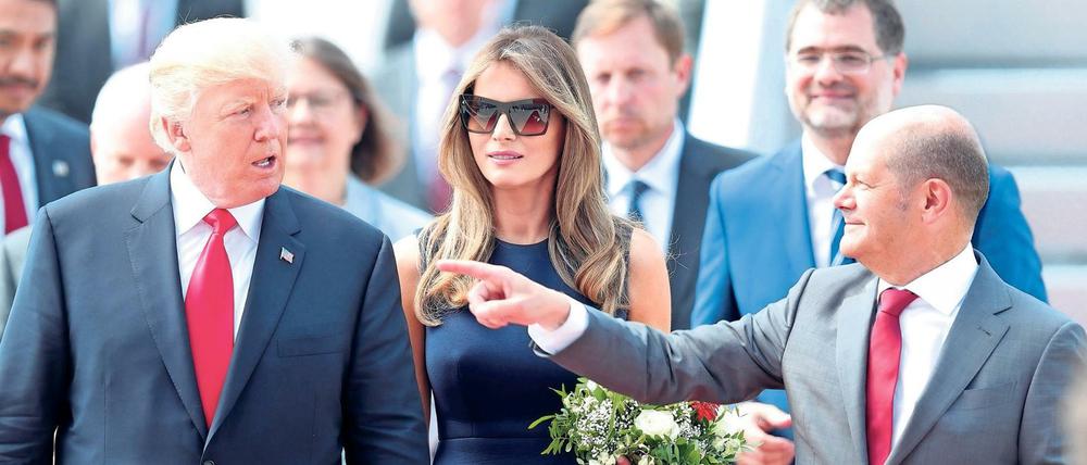 Hamburgs Erster Bürgermeister Olaf Scholz (r) begrüßt den Präsidenten der Vereinigten Staaten von Amerika (USA), Donald Trump (l), und seine Ehefrau Melania nach ihrer Ankunft.