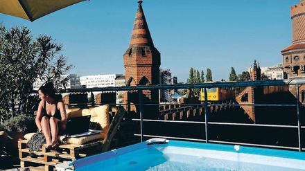 Oleander, Pool und U-Bahn. So lässt sich's leben und arbeiten auf dem Paletten-Sofa im Dachgarten an der Oberbaumbrücke.