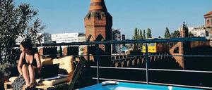 Oleander, Pool und U-Bahn. So lässt sich's leben und arbeiten auf dem Paletten-Sofa im Dachgarten an der Oberbaumbrücke.