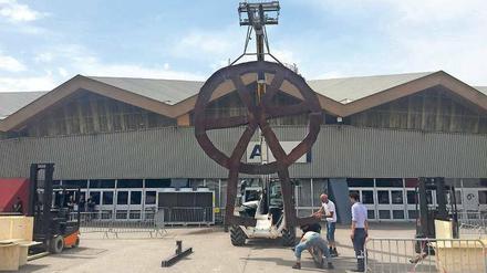 Jetzt ist guter Rad teuer. Der Aufbau des Räuberrads in Avignon.