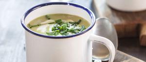 Das perfekte Cremesüppchen. Kurz vorm Servieren die Crème fraîche dazugeben und Schnittlauch drüberstreuen.