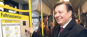 Selten so gelacht. Bei der Eröffnung der Strecke zum Hauptbahnhof 2014 konnte der damalige Verkehrssenator Andreas Geisel (SPD) gut vorbereitet dem Automaten einen Fahrschein entlocken. Normalfahrgäste haben es im Alltag meist schwerer.