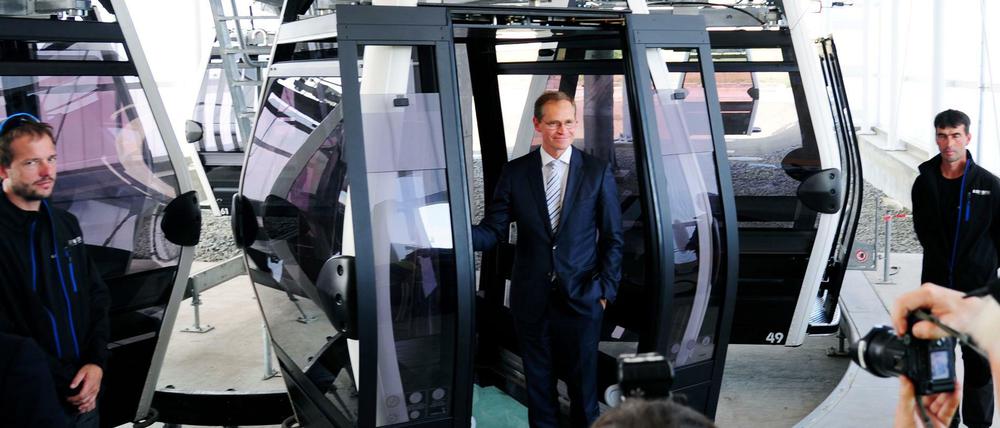 Michael Müller wagt eine Probefahrt in der Gondel. Die Seilbahn wurde extra für die IGA Berlin 2017 gebaut. 