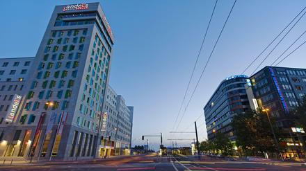 Das 557 Zimmer große Vienna House Andel’s Berlin nimmt einen ganzen Straßenblock ein.