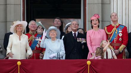 Herzogin Camilla (1.R.,l-r), Prinz Charles, Königin Elizabeth II., Prinz Philip, Herzogin Catherine (Kate), Prinzessin Charlotte, Prinz George und Prinz William. 