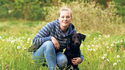 Suchhund Maple schnüffelt für die Wissenschaftlerin Laura Hollerbach nach Kot von seltenen Wildtierarten, die nur schwer zu finden und zu zählen sind.