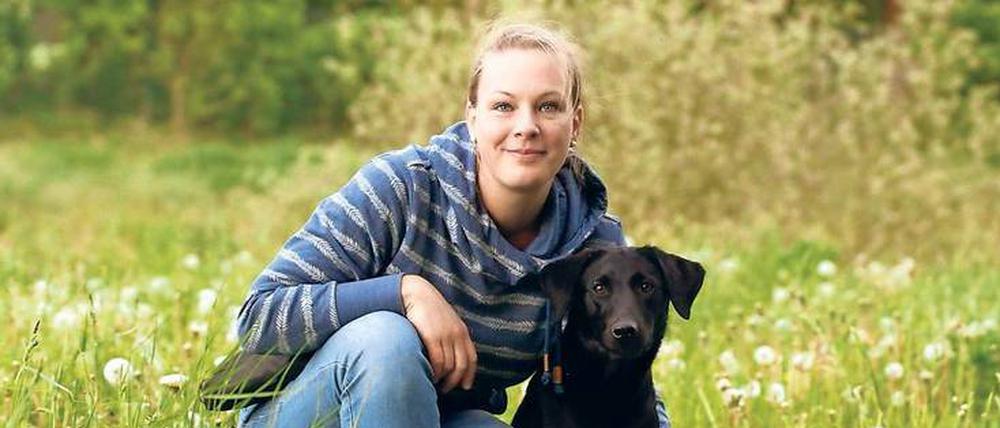 Suchhund Maple schnüffelt für die Wissenschaftlerin Laura Hollerbach nach Kot von seltenen Wildtierarten, die nur schwer zu finden und zu zählen sind.