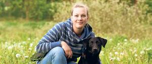 Suchhund Maple schnüffelt für die Wissenschaftlerin Laura Hollerbach nach Kot von seltenen Wildtierarten, die nur schwer zu finden und zu zählen sind.