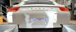 Was hinten rauskommt. Auch Porsche steht im Verdacht, Abgase manipuliert zu haben.