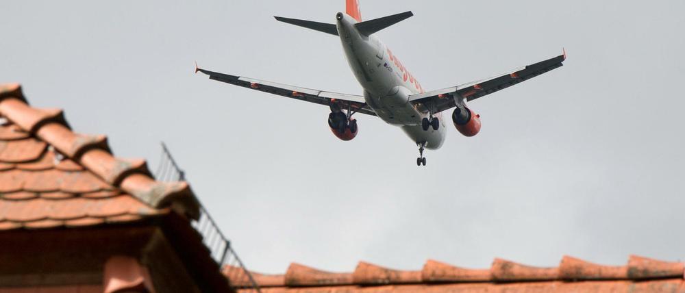 Ein Passagierflugzeug während des Landeanfluges auf den Flughafen Schönefeld.