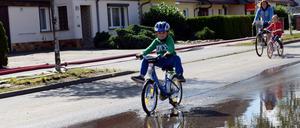 Auch Tage nach den heftigen Regenfällen vom vergangenen Donnerstag wird in dem Dorf nördlich von Berlin aufgeräumt. 