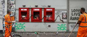 Mitarbeiter der Stadtreinigung säubern die Straße Schulterblatt vor einer Filiale der Sparkasse im Schanzenviertel von den Verwüstungen aus der Nacht. 