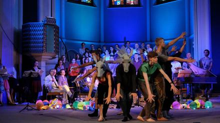 Kunterbuntes Spektakel. Die Vocal-Concertisten, die TänzerInnen von BodyDrums und das Concerto Brandenburg führen Purcells "The Fairy Queen" in der Schöneberger Zwölf-Apostel-Kirche auf.