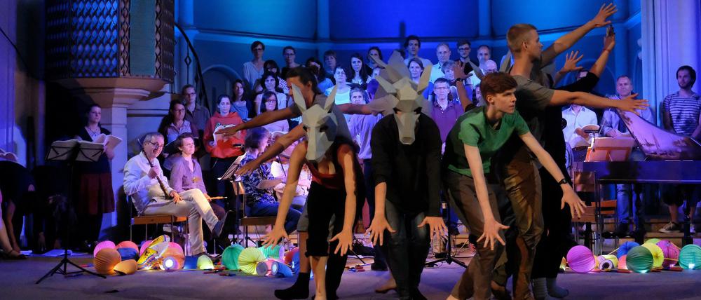 Kunterbuntes Spektakel. Die Vocal-Concertisten, die TänzerInnen von BodyDrums und das Concerto Brandenburg führen Purcells "The Fairy Queen" in der Schöneberger Zwölf-Apostel-Kirche auf.
