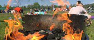 Hier kommt die Glut. Das Tempelhofer Feld ist ein beliebter Ort für die ganz heißen Gerichte geworden. 