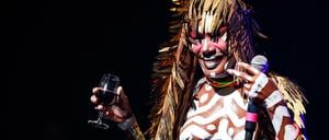 Farbenprächtig gekleidet und geschminkt tritt Sängerin Grace Jones in Montreux auf.