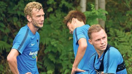 Eis, Eis, Baby. Nach den harten Einheiten im Konditionstrainingslager in Bad Saarow freuen sich die Profis von Hertha BSC auf ein erfrischendes Bad in der Eistonne.