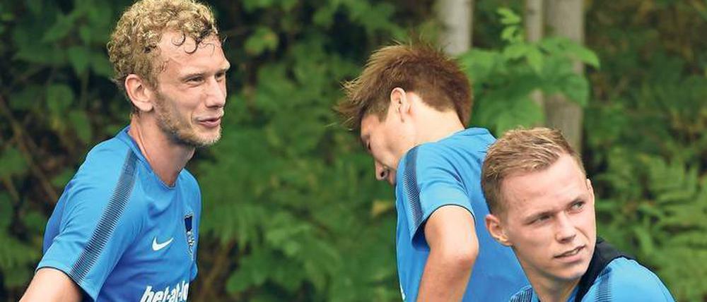 Eis, Eis, Baby. Nach den harten Einheiten im Konditionstrainingslager in Bad Saarow freuen sich die Profis von Hertha BSC auf ein erfrischendes Bad in der Eistonne. 