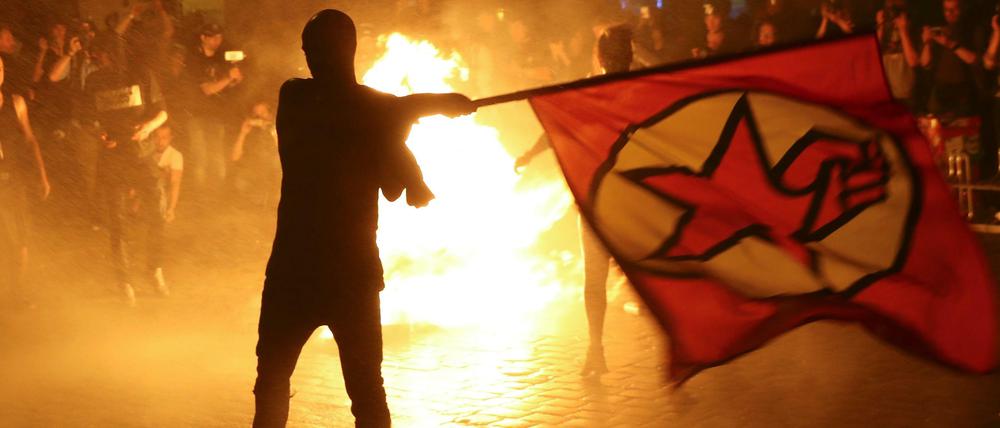 Insurrektionalist? Fahnenschwinger in der "roten Flora".