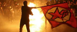 Insurrektionalist? Fahnenschwinger in der "roten Flora".