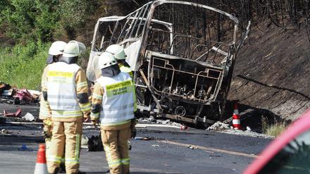 Feuerwehrleute an der Unfallstelle auf der Autobahn A9.