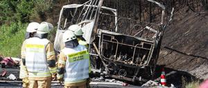 Feuerwehrleute an der Unfallstelle auf der Autobahn A9.