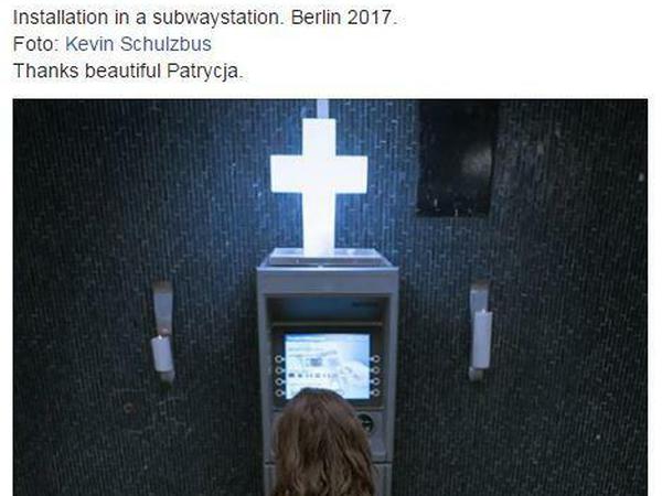 Künstlergruppe will Gebetsbank aufgestellt haben.