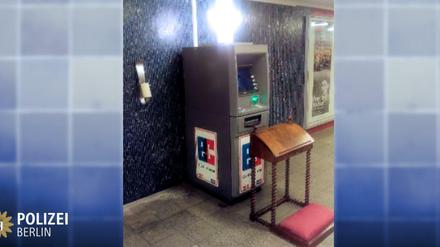 Wird hier Mammon angebetet? Die Polizei ermittelt nach dem Fund einer Gebetsbank am U-Bahnhof Güntzelstraße.