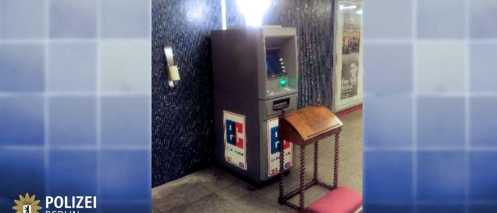 Wird hier Mammon angebetet? Die Polizei ermittelt nach dem Fund einer Gebetsbank am U-Bahnhof Güntzelstraße.