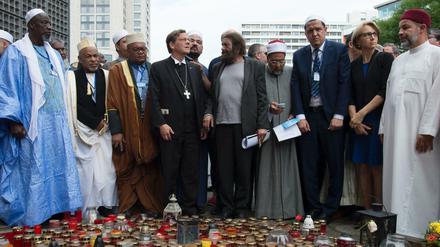 Teilnehmer am «Marsch der Muslime gegen den Terrorismus» stehen am 09.07.2017 in Berlin an der Gedenkstätte des Terroranschlages auf dem Breitscheidplatz.